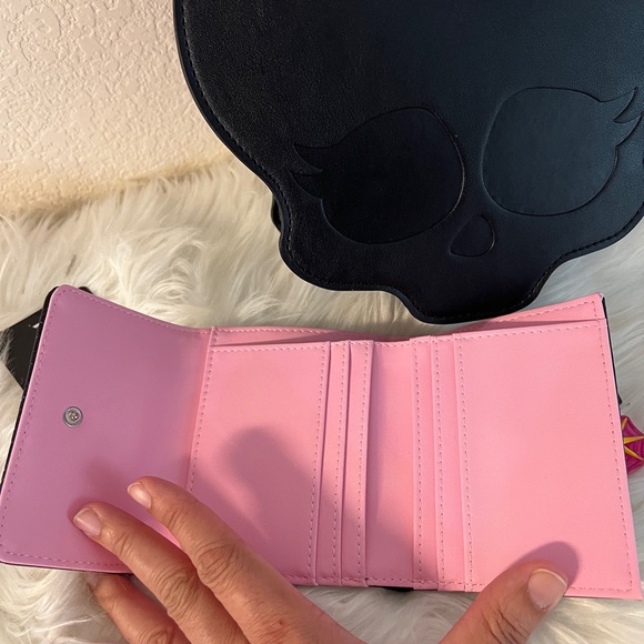 Monster High Skullette Figural Crossbody Bag & Wallet, Draculaura Earrings - Picture 5 of 9